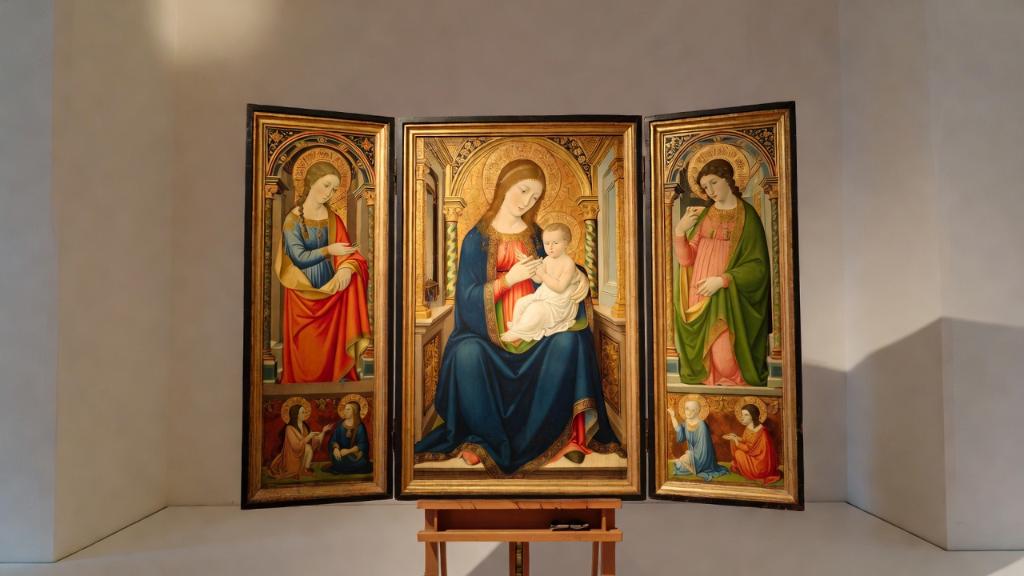 Triptyque de Moulins, peinture figurative gothique tardive avec Vierge et saints dans un cadre architectural élégant, couleurs riches et détails précis.