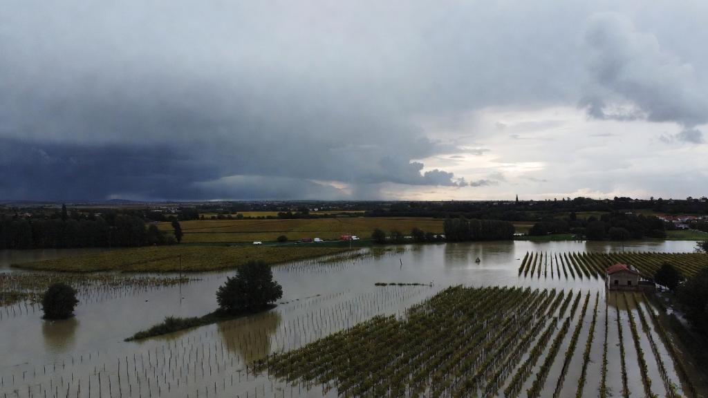 Paysage inondé de l'ouest de la France avec rivières en crue et signes de décrue