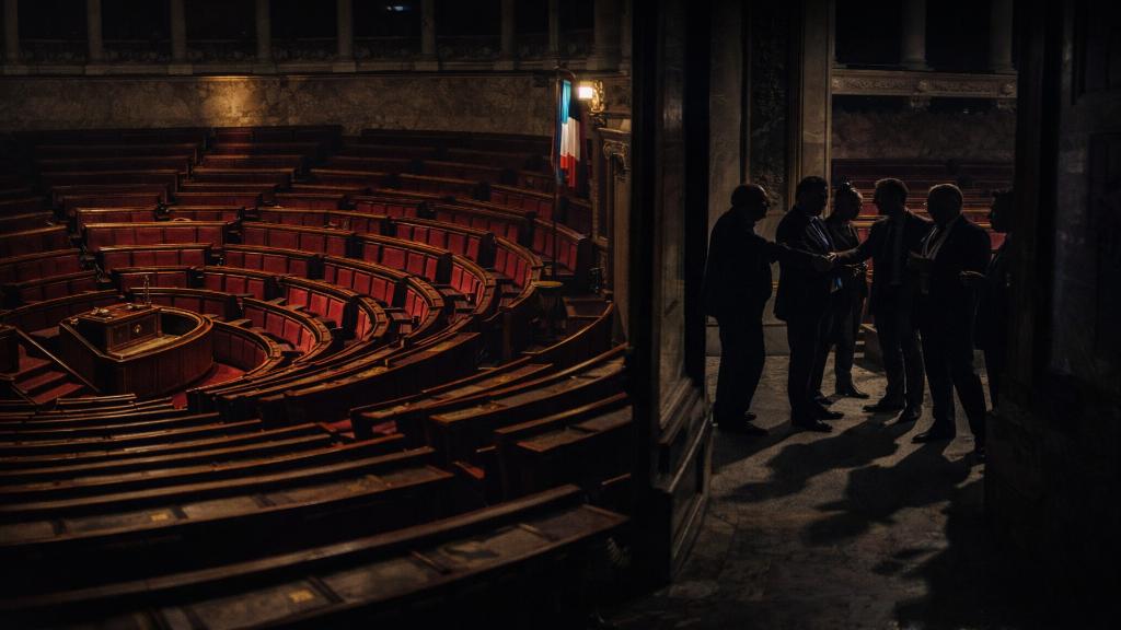 Illustration des couloirs de l'Assemblée nationale avec des tractations budgétaires intenses et ombres de députés