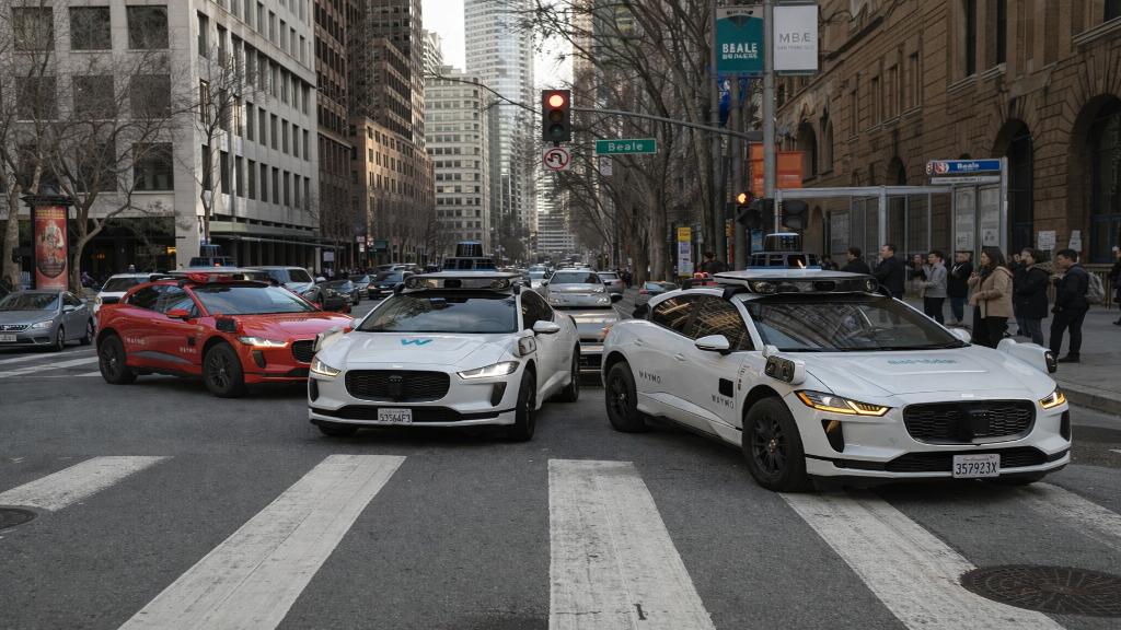 Flotte de véhicules autonomes stoppés simultanément dans une grande ville illustrant un risque systémique lié aux mobilités connectées